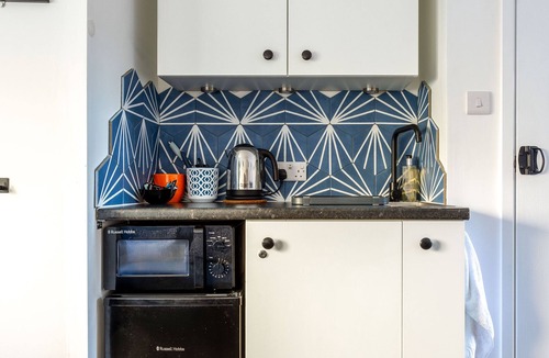 Brighton City Centre Apartment | Luxurious Pet Friendly Studio with Garden near Laines & Station