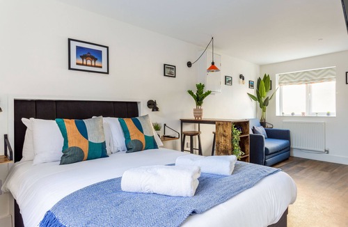 Brighton City Centre Apartment | Luxurious Pet Friendly Studio with Garden near Laines & Station