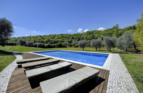 Monte Villa | Luxurious villa surrounded by greenery with swimming pool and lake view
