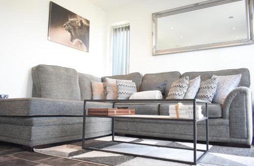 Upton Apartment | Luxury 2 Bedroom Northampton Townhouse with Balcony