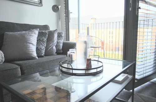 Upton Apartment | Luxury 2 Bedroom Northampton Townhouse with Balcony
