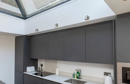Brondesbury Apartment | Luxury 2BD Flat with a Garden - West Hampstead!