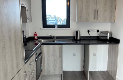 George Green Apartment | Luxury 2BR Apartment - Free parking