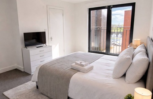 George Green Apartment | Luxury 2BR Apartment - Free parking