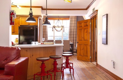 The Blue Mountains Ski Chalet | Luxury 3 Bedroom Blue Chalet. Entire House. 2 minute drive from the village
