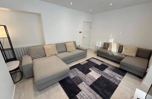 Pinner South House | Luxury 4 Bedroom House in Harrow with Free Parking