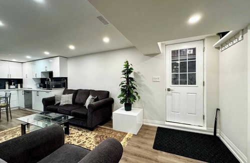 Ajax House | Luxury 4BR Villa