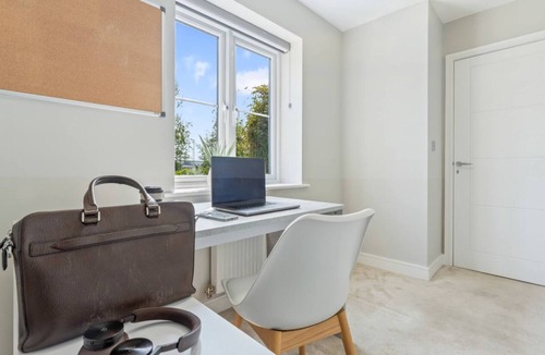 Bicester House | Luxury 5 bed House with Hot-tub near Bicester Village