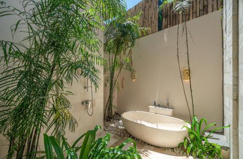 Batu Bolong Villa | Luxury 5BR Canggu Villa - Pool, Jacuzzi, Walk Beach & Cook included