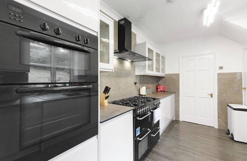 High Wycombe House | Luxury 5BR Home | Sleeps 12 | Free Parking