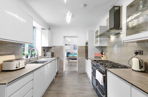 High Wycombe House | Luxury 5BR Home | Sleeps 12 | Free Parking