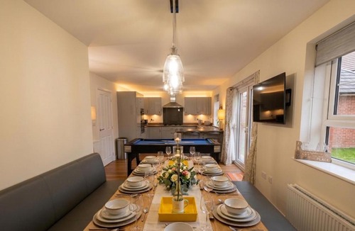Rugby House | Luxury 6 BR-3 Baths-EV Charger and Free Parking-CV22-Warwickshire-Groups-Families-Contractors-Pets Welcome-By The Home Makers Hub