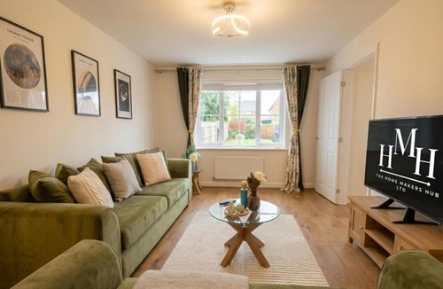 Rugby House | Luxury 6 BR-3 Baths-EV Charger and Free Parking-CV22-Warwickshire-Groups-Families-Contractors-Pets Welcome-By The Home Makers Hub