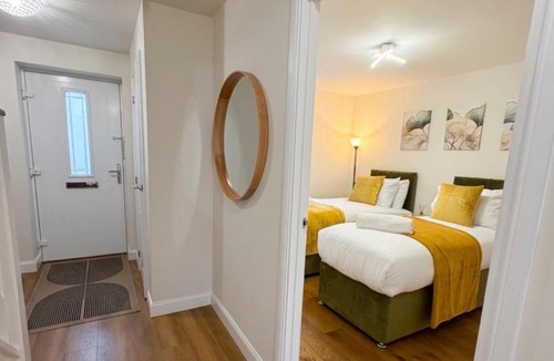 Rugby House | Luxury 6 BR-3 Baths-EV Charger and Free Parking-CV22-Warwickshire-Groups-Families-Contractors-Pets Welcome-By The Home Makers Hub