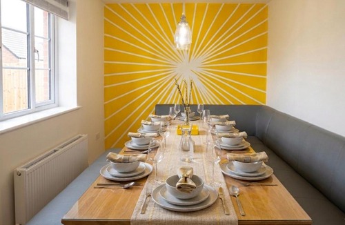 Rugby House | Luxury 6 BR-3 Baths-EV Charger and Free Parking-CV22-Warwickshire-Groups-Families-Contractors-Pets Welcome-By The Home Makers Hub