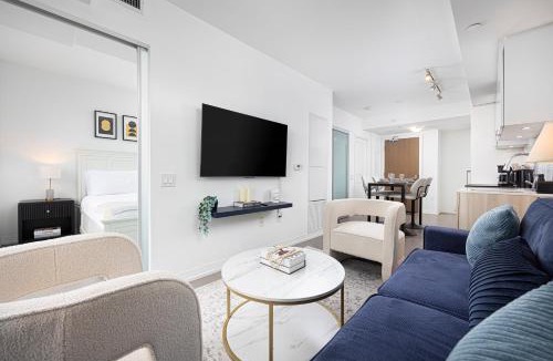 Garden District Apartment | Luxury and Spacious Suite Steps To Eaton Center