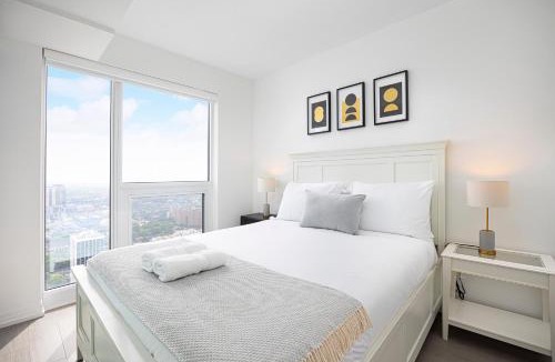 Garden District Apartment | Luxury and Spacious Suite Steps To Eaton Center