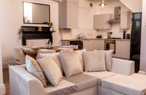 Oadby Apartment | Luxury Apartment in Leicester- Free Parking
