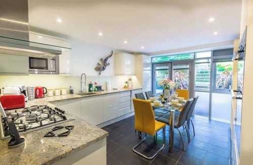 Hove House | Luxury at The Brunswick - Free Parking-4 bedrooms
