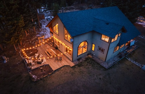 Shannon Lake House | Luxury Cabin at Idabel lake on acreage with hot tub. Near Kelowna and Big White