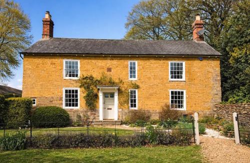Daventry House | Luxury Country Cottage with Aga, Garden & Woodburning Stove