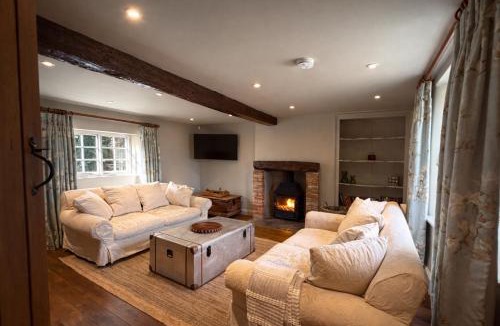 Daventry House | Luxury Country Cottage with Aga, Garden & Woodburning Stove