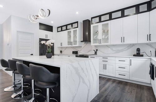 Downtown Gatineau House | Luxury Gatineau Home 11km to DT Ottawa: Hot Tub, BBQ & Fire Pit