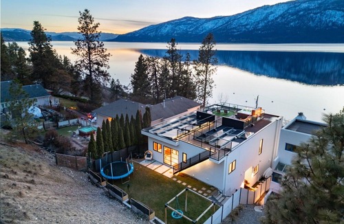 Central Okanagan House | Luxury Lakeside Home with Hot Tub & Buoy-Multi-Family Large Groups