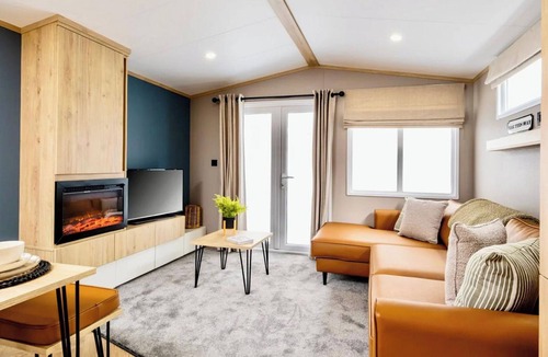 Potterhanworth Ski Chalet | Luxury Leisure Lodge Hot Tub (Pet)