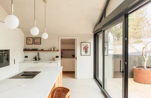 Hove House | Luxury Mid Century Retreat | Hot Tub, Sauna & Gym - Pass the Keys