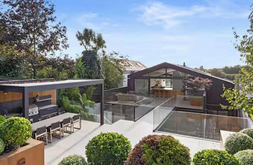 Hove House | Luxury Mid Century Retreat | Hot Tub, Sauna & Gym - Pass the Keys