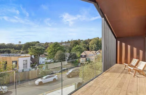 Hove House | Luxury Mid Century Retreat | Hot Tub, Sauna & Gym - Pass the Keys