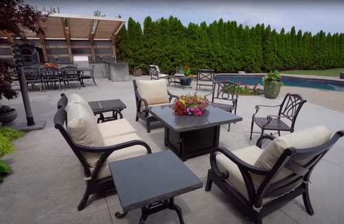 Grimsby House | Luxury Million $ Lakefront Estate House - Swimming Pool - Bed and Breakfast