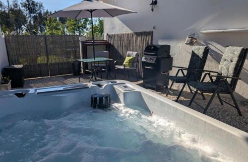 Tabua House | Luxury Romantic Retreat with Hot Tub & Pool