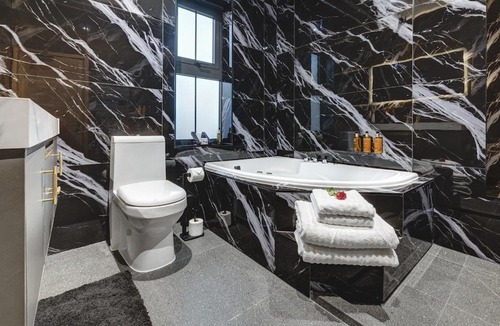 Burton on Trent Apartment | Luxury Stay - Spa Bath - Couples or Business