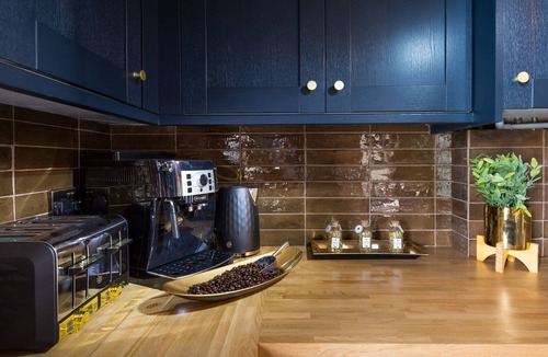 Leyton Apartment | Luxury Versace 1 Bed, Hot Tub, Pool Table, Sky Tv