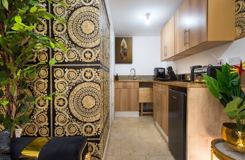Leyton Apartment | Luxury Versace 1 Bed, Hot Tub, Pool Table, Sky Tv