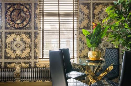 Leyton Apartment | Luxury Versace 2 Bed, Hot Tub, Pool Table, Sky Tv