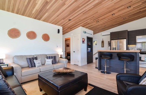 Campbell River Villa | Luxury Villa With Hot Tub & Private Sandy Beach.