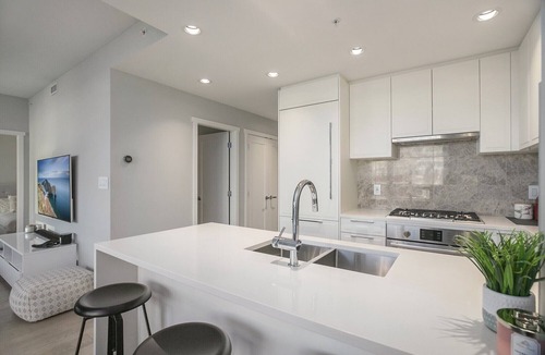 Lower Lonsdale Apartment | Luxury Waterfront Condo in Lower Lonsdale