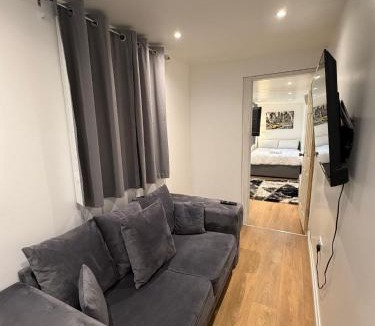Gooshays Apartment | M18 Escape