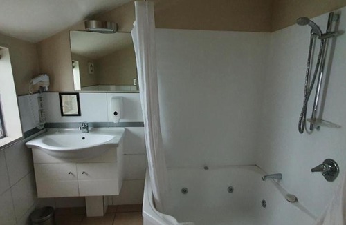 Riccarton House | Majestic Court 807 - Central Christchurch Studio