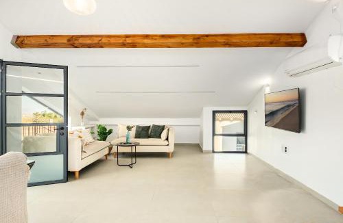 Merom HaGalil Apartment | Mamad Sunny Hilltop Hideaway