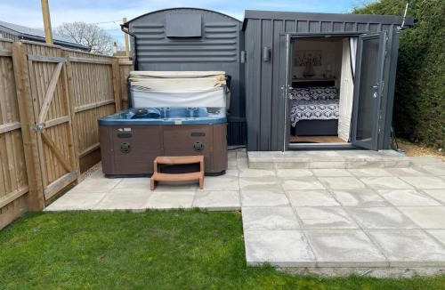 Frampton Apartment | Maple Lodge Quirky Salvaged Railway Carriage with Hot Tub