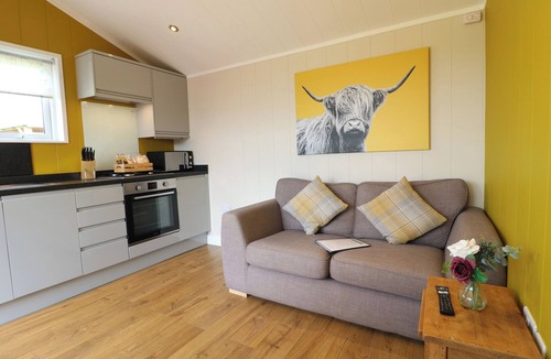 Swadlincote Cottage | MAPLE, pet friendly, with hot tub in Donisthorpe