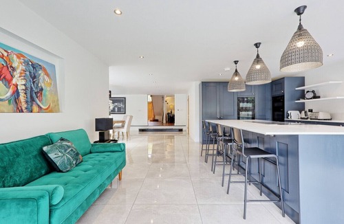 Takeley House | Mayrose House: 6BR 4BATH Luxe Spacious Retreat