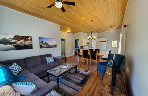 East Kootenay House | Meadow View Guest House, covered parking and only 10 minutes from ski hill