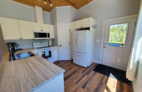 East Kootenay House | Meadow View Guest House, covered parking and only 10 minutes from ski hill