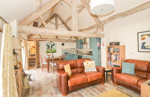 Tiddington Cottage | MEGS COTTAGE, with a garden in Tiddington