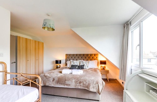 Whittington Apartment | Mill Hill Duplex 3BR & Balcony London 28 Mins